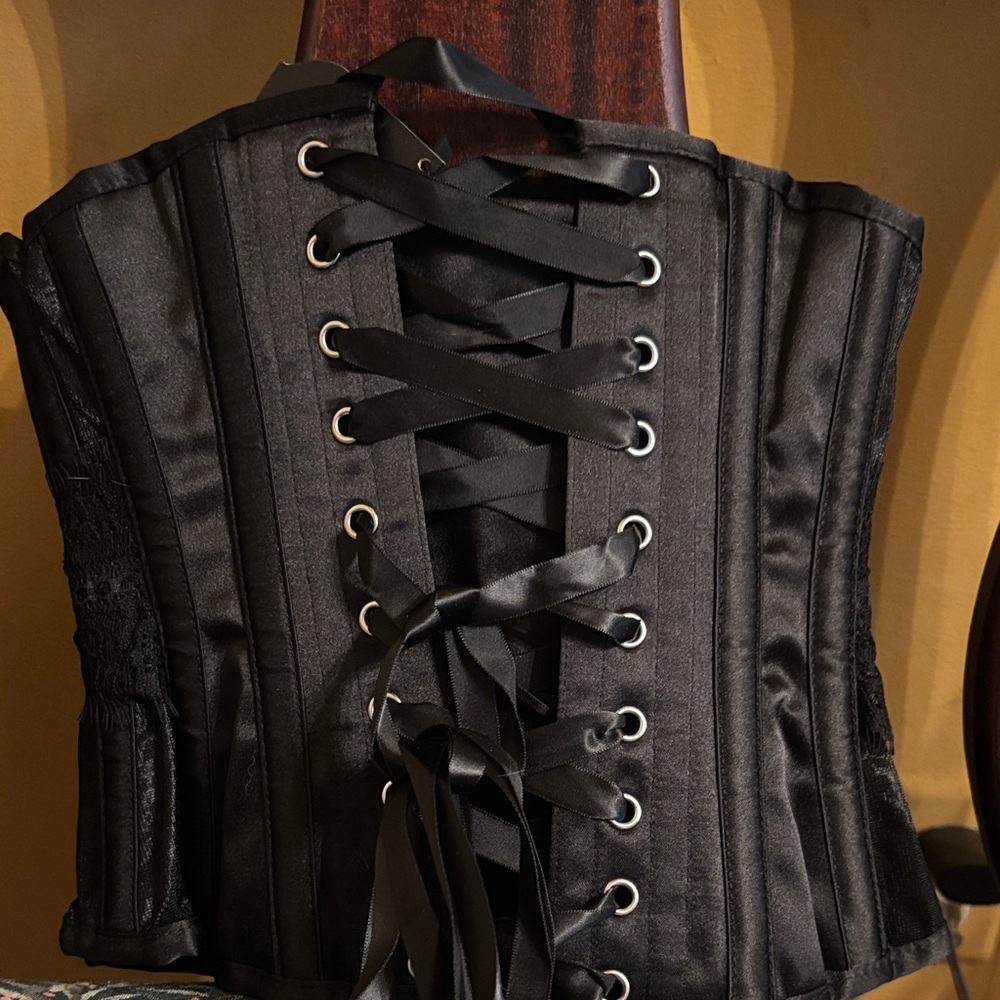 Black and Red Corset - Picture 2 of 7